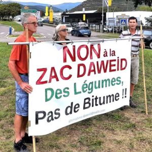 Au niveau du rond-point "Mader", militants tenant une banderole qui indique "Non à la ZAC Daweid ; Des légumes pas de bitume !"
