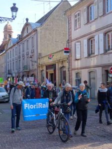 Plusieurs manifestants avancent dans le centre ville, une banderole "Florirail" est visible