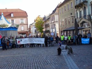 Centre ville, les manifestants observent une jeune danseuse de hip hop