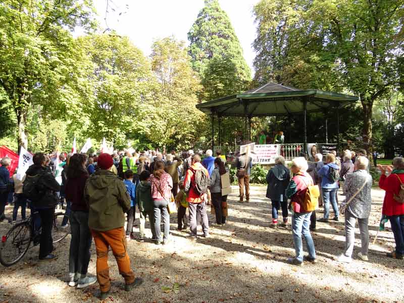 Manifestants statiques dans un parc