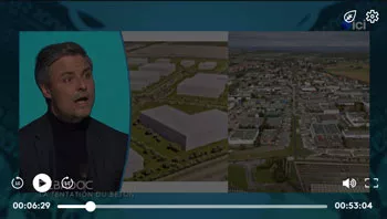Montage avec d'un côté, un intervenant au débat, et de l'autre une projection en 3D de la ZAC Daweid en vis à vis d'une photo de zone urbanisée dans le Grand-Est. On remarque moins d'espaces verts sur la vue réelle.